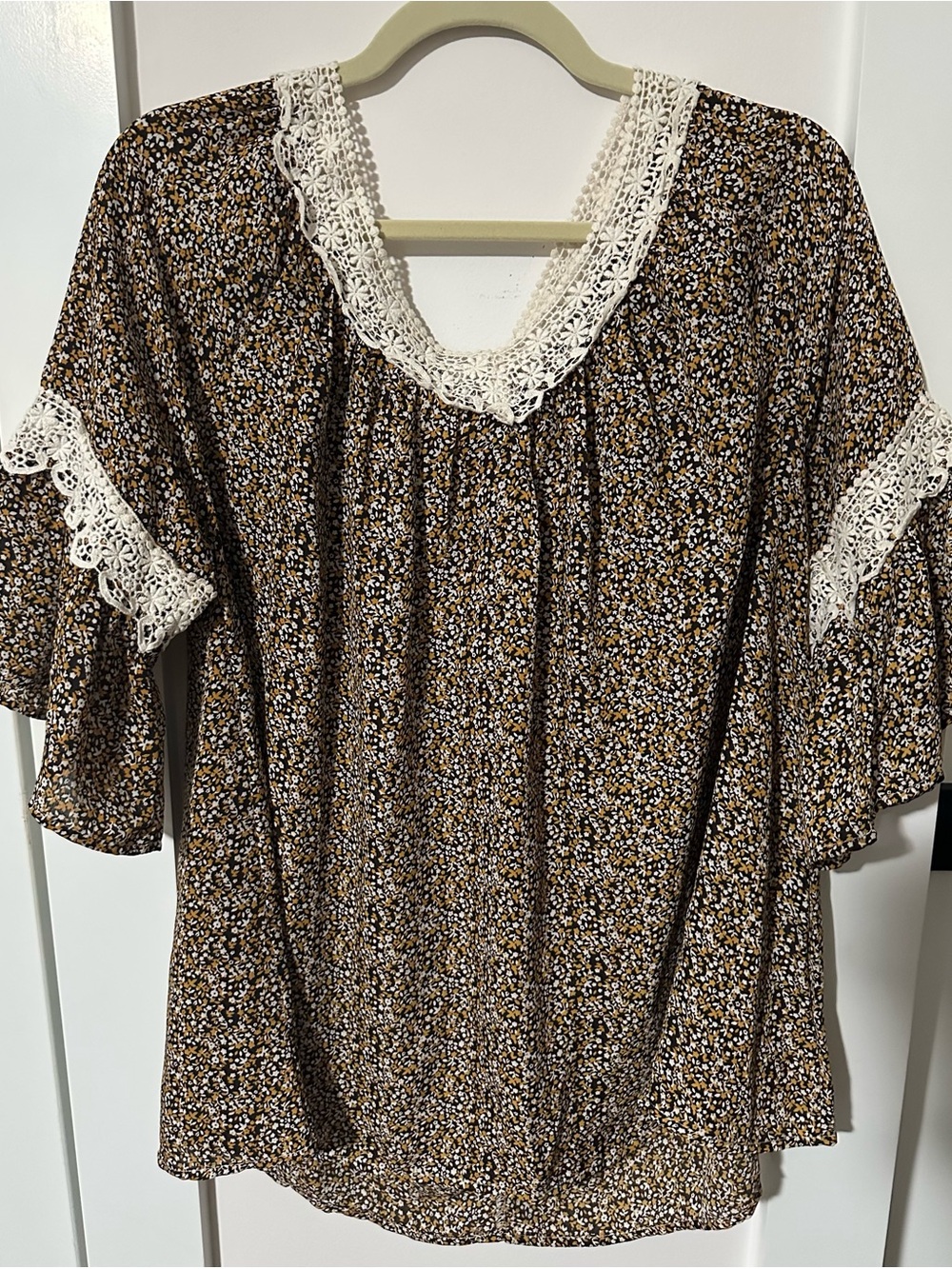 Women’s beautiful Easel Brown Floral Lace-Trim Blouse